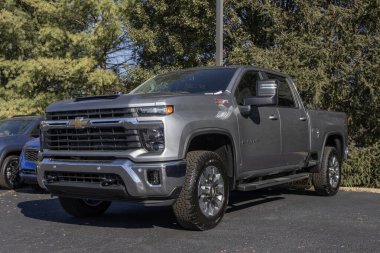 Avon - 27 Ekim 2024 Chevrolet Silverado 2500 mürettebat taksisi LT 4WD ekran. Chevy, 6.6L Vas V8 motorlu Silverado 2500 'ü sunar. MY:2025