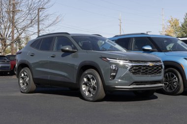 Avon - 27 Ekim 2024 Chevrolet Trax 1LT SUV bir galeride sergileniyor. Chevy, Trax 'e 1.2L Turboşarjlı Ecotec motoru sunuyor. MY:2025