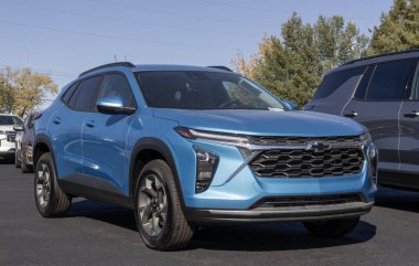 Avon - 27 Ekim 2024 Chevrolet Trax 1LT SUV bir galeride sergileniyor. Chevy, Trax 'e 1.2L Turboşarjlı Ecotec motoru sunuyor. MY:2025