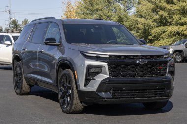 Avon - 27 Ekim 2024: Chevrolet Traverse RS AWD SUV bir galeride sergileniyor. Chevy, Traverse 'e 2.5L Turboşarjlı motor sunuyor. MY:2024