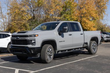 Plainfield - 27 Ekim 2024: kullanılmış Chevrolet Silverado 2500HD ekran. Fiyatlandırma endişesiyle, Chevy talebi karşılamak için kontörlü araba satıyor. MY:2024