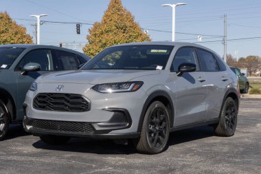 Avon - 27 Ekim 2024: Honda HR-V AWD spor mağazasında sergileniyor. Honda, HRV 'ye 158HP 2.0L 4 silindirli motor sunuyor. MY:2025