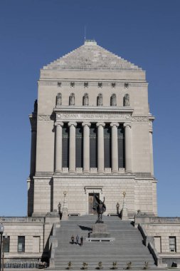 Indianapolis - 26 Ekim 2024: Indiana Savaş Anıtı Müzesi. Ağırlıklı olarak Neoklasik yapılar Birinci Dünya Savaşı gazilerinin onuruna inşa edildi..
