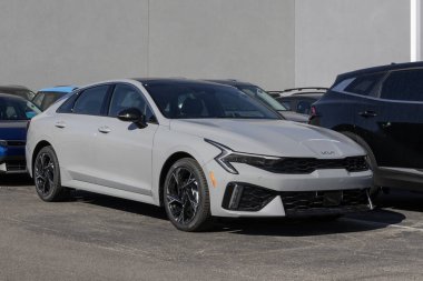 Avon - 27 Ekim 2024: Kia K5 GT-Line Sedan bir galeride sergilenmektedir. Kia K5 'e 2.5L Doğrudan Enjeksiyon 4 silindirli motor sunar. MY:2025