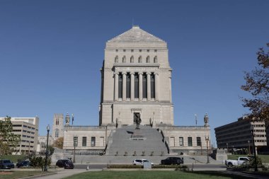 Indianapolis - 26 Ekim 2024: Indiana Savaş Anıtı Müzesi. Ağırlıklı olarak Neoklasik yapılar Birinci Dünya Savaşı gazilerinin onuruna inşa edildi..