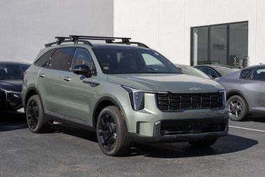 Avon - 27 Ekim 2024: Kia Sorento X-Pro SX Prestige sergisi. Kia, Sorento 'ya 2.5L Doğrudan Enjeksiyon 4 silindirli motor sunar. MY:2024