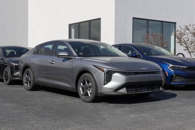 Avon - 27 Ekim 2024: Kia K4 LXS Sedan bir galeride sergileniyor. Kia K4 'e 2.0L MPI 4 silindirli motor sunar. MY:2025