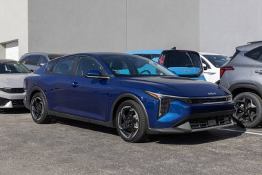 Avon - 27 Ekim 2024: Kia K4 EX Sedan bir galeride sergileniyor. Kia K4 'e 2.0L MPI 4 silindirli motor sunar. MY:2025