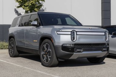 Indianapolis - 26 Ekim 2024: Rivian R1S Electric SUV sergisi. Rivian, 400 mil uzaklıktaki R1S 'ye teklif veriyor. MY:2024