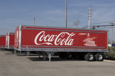 Indianapolis - 30 Ekim 2024 Coca-Cola teslimat yarı kamyon. Coca-Cola kola, diyet kola, Sprite, Dasani ve çeşitli kola kahve ürünleri üretir..