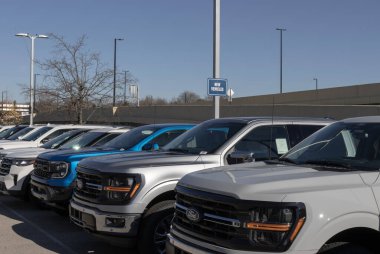 Indianapolis - 26 Kasım 2024 Ford F-150 kamyonet sergisi. Ford F150, 5.0L V8, Turbo 3.5L V6 veya Turbo 3.5L V6 hibrit motorla mevcuttur..