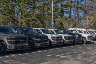 Indianapolis - 26 Kasım 2024 Ford F-150 kamyonet sergisi. Ford F150, 5.0L V8, Turbo 3.5L V6 veya Turbo 3.5L V6 hibrit motorla mevcuttur..