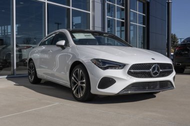 Indianapolis - 26 Kasım 2024 Mercedes-Benz CLA 250 4MATIC Coupe sergisi. Mercedes CLA250 'ye 2.0L Turbo 4 silindirli Hybrid motor sunuyor. MY:2025