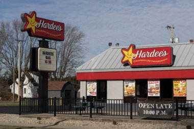 Elwood, 7 Aralık 2024, Hardee 'nin fast food restoranı. Hardees, CKE ve Carl 's Jr.' ın kardeş restoranı tarafından işletilir..