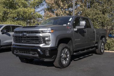 Avon - 8 Aralık 2024 Chevrolet Silverado 2500 Ekip Özel Sergisi. Chevy, Silverado 2500 ile 401HP 6.6L V8 benzin motoru sunar. MY:2025