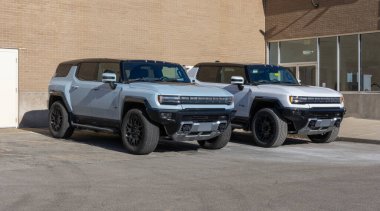 Carmel - 8 Aralık 2024: GMC Hummer EV pikap ve SUV ekran. GMC, Hummer EV hattına tam şarjlı 314 mil menzili teklif ediyor..