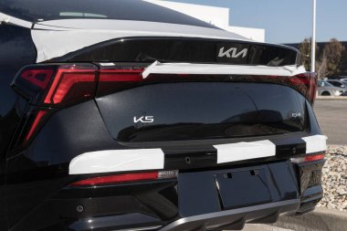 Avon - 8 Aralık 2024: Kia K5 GT-Line AWD krupiye hazırlığı. Kia K5 'e 2.5L Doğrudan Enjeksiyon 4 silindirli motor sunar. MY:2025