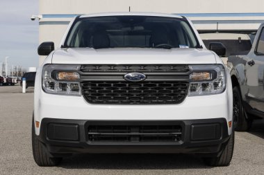 Lafayette - 17 Aralık 2024: Ford Maverick XLT Melez Kamyonet bir galeride. Ford, Maverick 'e 2.5L Hibrit motor sunuyor. MY:2024
