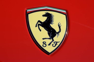 Indianapolis - 28 Ocak 2025 Ferrari California Üssü bir galeride sergileniyor. Ferrari, 4.3L DOHC V8 motorlu Kaliforniya Üssü 'nü teklif etti. MY:2011