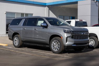 NoBlesville - 28 Ocak 2025: Chevrolet Suburban 4WD Premier bir galeride sergileniyor. Chevy 5.3L Ecotec3 V8 motorlu Suburban 'ı sunar. MY:2024