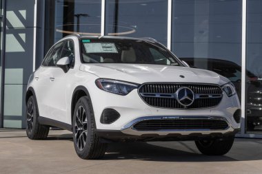 Indianapolis - 28 Ocak 2025: Mercedes-Benz GLC 350e 4MATIC SUV bir galeride. Mercedes 2.0L PHEV Hibrit motorlu GLE350e sunar. MY:2025