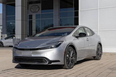 Lafayette - 29 Ocak 2025: Toyota Prius XLE AWD bir galeride sergilenmektedir. Toyota Prius 'a 196HP 2.0L Hibrit 4 silindirli motor sunar. MY:2025