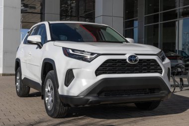 Lafayette - 29 Ocak 2025: Toyota RAV4 LE AWD SUV bir galeride sergilenmektedir. Toyota RAV4 'e 2.5L Dinamik Güç 4 silindirli motor sunar. MY:2025