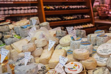 Paris - Mayıs 2011: Camembert, Coulommiers, Munster, Gruyere, Comte ve Parmesan peynirlerinden oluşan Paris Peynir ve Şarap Dükkanı.