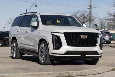 Balıkçılar - 28 Ocak 2025: Cadillac Escalade 4WD spor mağazasında sergileniyor. Cadillac, Escalade 'e 6.2 L V8 motor teklif ediyor. MY:2025
