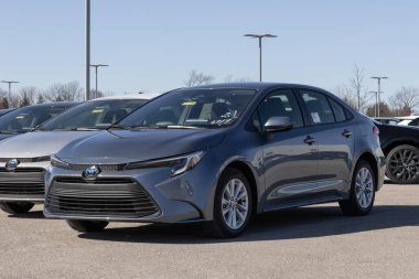 NoBlesville - 28 Ocak 2025: Toyota Corolla Melez LE Sedan sergisi. Toyota, Corolla 'ya 138HP Hybrid 1.8L 4 silindirli motor sunar. MY:2025