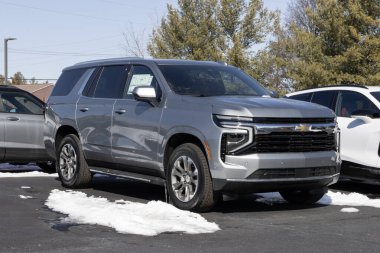 Avon - 23 Şubat 2025: Chevrolet Tahoe 4WD LS kar altında sergilenmektedir. Chevy, 5.3L Ecotec3 V8 motorlu Tahoe SUV 'yi sunar. MY:2025
