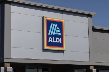 Greenwood - 28 Şubat 2025: Aldi İndirimli Süpermarket. Aldi, üretim, et ve süt ürünlerini indirimli fiyatlara satıyor..