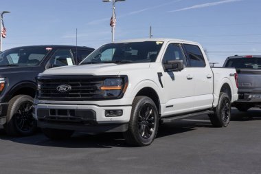 Greenwood - 28 Şubat 2025: Ford F-150 4X4 Supercrew hibrid pikap görüntüsü. Ford 3.5L Powerboost Full Hybrid motorlu F150 'yi sunar. MY:2024