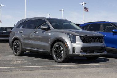Indianapolis - 28 Şubat 2025: Kia Sorento bir galeride sergileniyor. Kia, Sorento 'ya 1.6L Turbo GDI 4 silindirli motor sunar. MY:2025