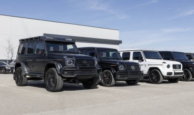 Indianapolis - 28 Şubat 2025 Mercedes-Benz G-Sınıfı lüks SUV bir galeride sergileniyor. Mercedes G-Sınıfı AMG, gaz ve hafif melez modeller sunar..
