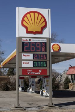 Indianapolis - 28 Şubat 2025: Shell benzin istasyonu ve bakkal. Shell küresel enerji ve petrokimya şirketleri grubudur..