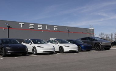 Indianapolis - 28 Şubat 2025: Tesla EV elektrikli taşıt servis merkezi. Tesla modelleri arasında Cybertruck, Model 3, Model Y, Model X ve Model S bulunmaktadır..