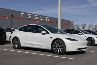 Indianapolis - 28 Şubat 2025: Tesla Model 3 bir galeride sergilenmektedir. Tesla 363 mil uzunluğundaki atış menziline sahip Model 3 'ü sunuyor. MY:2025