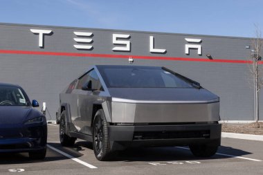 Indianapolis - 28 Şubat 2025: Tesla Cybertruck bir galeride sergileniyor. Tesla, Cybertruck 'a 334 mil uzunluğunda bir atış alanı sunuyor. MY:2025