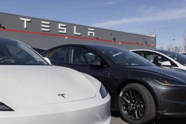 Indianapolis - 28 Şubat 2025: Tesla EV elektrikli taşıt servis merkezi. Tesla modelleri arasında Cybertruck, Model 3, Model Y, Model X ve Model S bulunmaktadır..