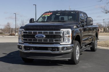 Zionsville - 2 Mart 2025: Ford F-250 SRW 4X4 mürettebat taksisi bir galeride sergileniyor. Ford 335HP 7.3L benzinli V8 motorlu F250 'yi sunar. MY:2024