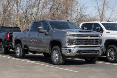 Plainfield - 2 Mart 2025 Chevrolet Silverado 2500 LT 4WD ekran. Chevy, 6.6L Duramax Turbo-Diesel V8 motorlu Silverado 2500 'ü sunar. MY:2025