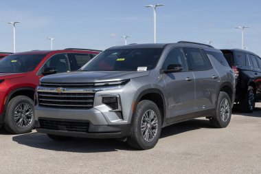 Indianapolis - 2 Mart 2025 Chevrolet Traverse LT FWD SUV bir galeride. Chevy, Traverse 'e 2.5L Turboşarjlı 4 silindirli motor sunar. MY:2025