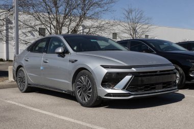 Avon - 2 Mart 2025: Hyundai Sonata Limited Hybrid bir galeride sergileniyor. Hyundai, Sonata 'ya 192 HP 2.0L GDI Hibrit motor sunar. MY:2025