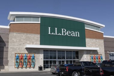 Indianapolis - 2 Mart 2025, L.L. Fasulye giysisi, dış giyim ve perakende satış mağazası. LL Bean% 100 tatmin garantisi veriyor.