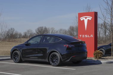 Indianapolis - 2 Mart 2025: Tesla Model Y bir galeride sergileniyor. Tesla, Model Y 'ye 320 mil uzunluğunda bir sürüş alanı sunuyor. MY:2025
