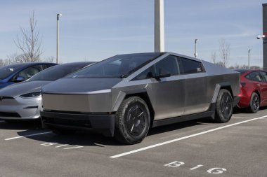 Indianapolis - 2 Mart 2025 Tesla Cybertruck bir galeride sergileniyor. Tesla, Cybertruck 'a 334 mil uzunluğunda bir atış alanı sunuyor. MY:2025
