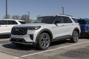 Fishers - 9 Mart 2025: Ford Explorer Platinum 4WD SUV bir galeride sergileniyor. Ford Explorer 'a 3.0L Ecoboost V6 motor sunar. MY:2025