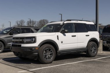 Fishers - 9 Mart 2025: Ford Bronco Sport Big Bend 4X4 bir galeride sergileniyor. Ford, Bronco 'ya 1.5L Ecoboost motor sunuyor. MY:2024