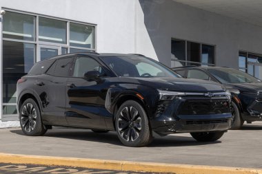 Noblesville - 9 Mart 2025: Chevrolet Blazer EV RS SUV bir galeride sergileniyor. Chevy, Blazer EV 'ye 324 mil uzunluğunda bir atış alanı sunuyor. MY:2025